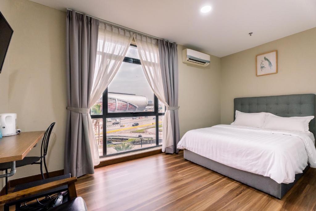 3C Hotel Puchong — Deluxe Double Room with street view, photo 1