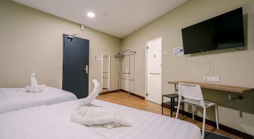 3C Hotel Puchong — Family Room, no street view, photo 3