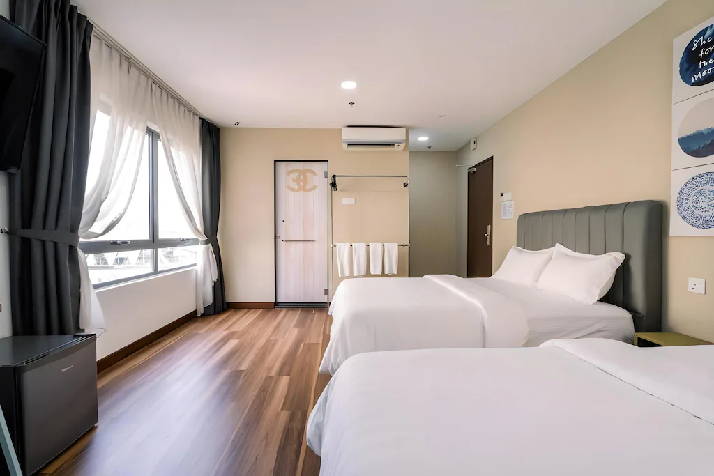 3C Hotel Puchong — Family Room with street view, photo 1