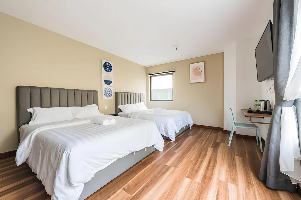3C Hotel Puchong — Family Room with street view, photo 2